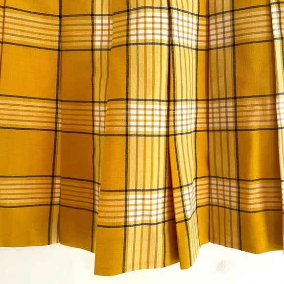 Sunday best from Aritzia …. Plaid short skirt in xs - Picture 3 of 3